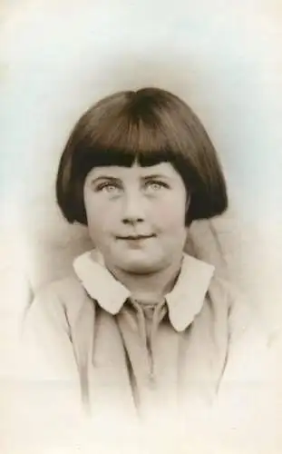 Children scenes & portraits souvenir photo young girl haircut