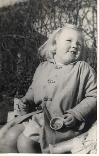 Children scenes & portraits souvenir photo young girl laughing