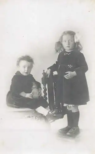 Children scenes & portraits souvenir photo young girls playing