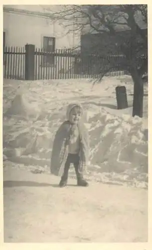 Children scenes & portraits souvenir photo young child in winter