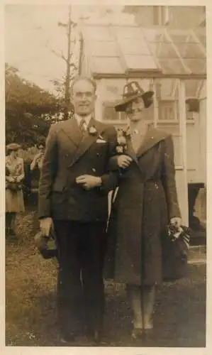 British social history souvenir photo elegant couple hat