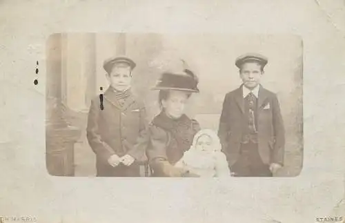 British social history souvenir photo elegant mother and children hats