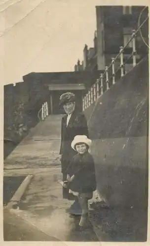 British social history souvenir photo mother and child elegance 1923