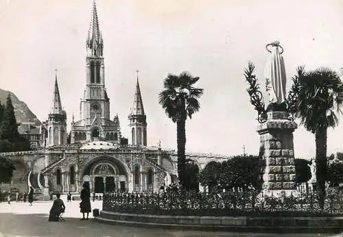France Lourdes la Basilique la vierge cournnee 1954