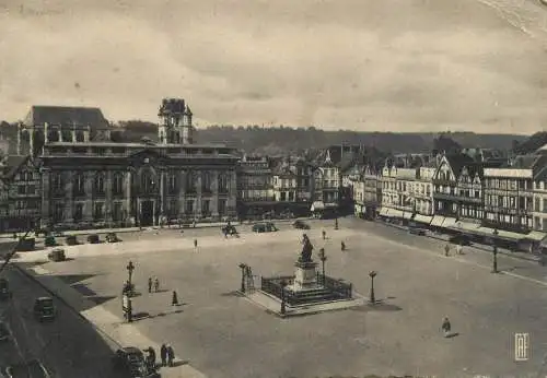 France Beauvais  Place de l'Hotel de Ville et Statue de Jeanne Hachette