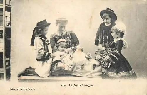 Folklore France La Jeune Bretagne - enfants en costumes traditionnels