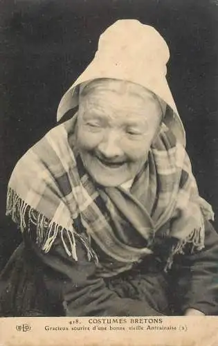 Folklore France Vieille femme Bretonne en costume traditionnel