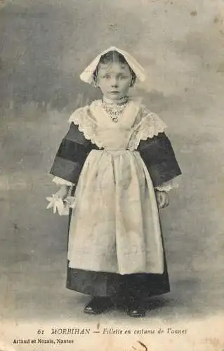 Folklore France Vannes Morbihan Fillette en costume traditionnel