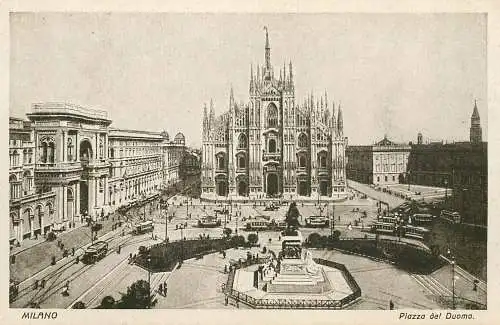Italy Milano Piazza del Duomo overview