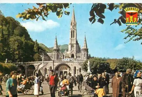France Lourdes les malades reviennent de la grotte 1980