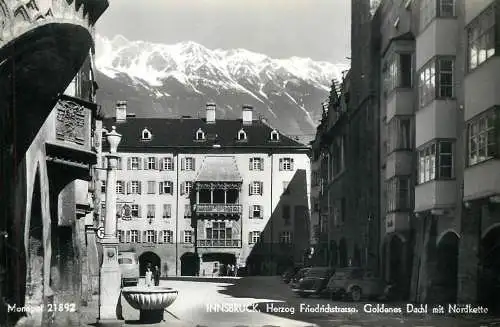 Austria Herzog Friedrichstrasse Innsbruck Goldenes Dachl mit Nordkette