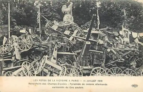 Pyramide de canons allemands surmonte du Coq gaulois rond-point des Champs-Elysees 1919 Paris