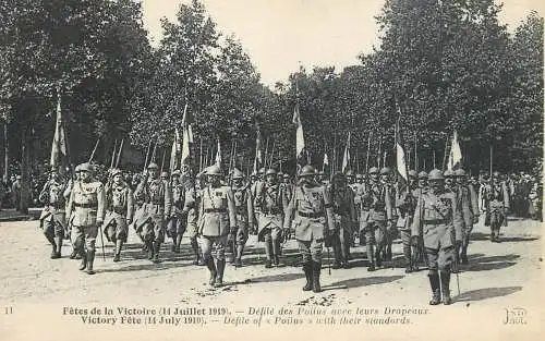 Defile des Poilus avec leurs Drapeaux fetes de la Victoire 1919