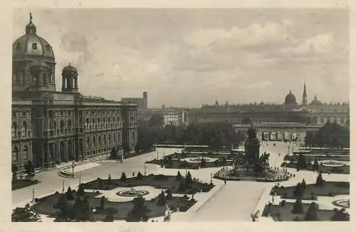 Austria Wien Maria Theresienplatz mit Naturhisorische Museum gegen die Burg
