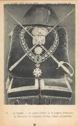 Tombeau de Napoleon Ier la crypte le grand collier de la Legion d`honneur de Napoleon, le chapeau et l`epee