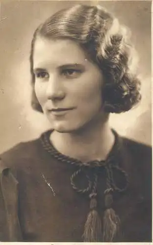 Romania photo studio Hermann Hermannstadt Sibiu woman souvenir photo postcard