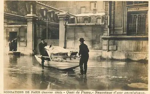 Paris flood, 1910 Quai de Passy sauvetage