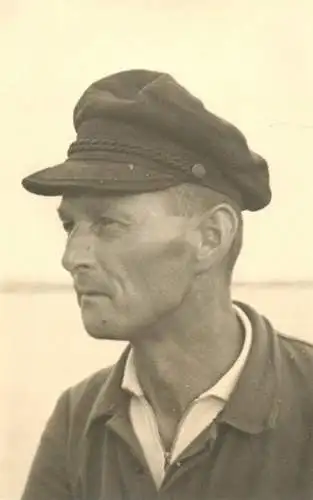 Men portrait vintage photo postcard man with hat