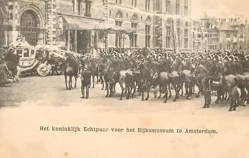 het koninklijk Echtpaar voor het Rijksmuseum te Amsterdam