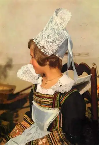 France Bretagne Finistere jeune fille de Pont-Aven avec costume traditionnel