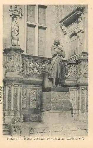 cpa France Loiret Orléans statue de Jeanne d'Arc cour de l'hotel de ville