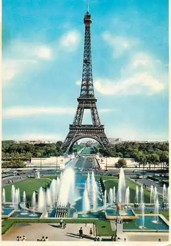 France Paris La Tour Eiffel jeux d'eau dans les jardins du Palais Chaillot