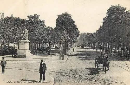 France Tours Indre et Loire statue de Balzac et Avenue de Grammont