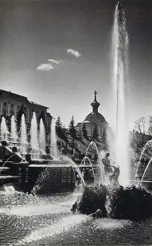 Russia Sankt Petersburg The Peterhof Palace statues and fountains