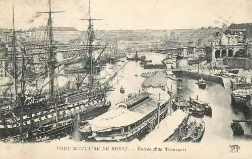 Port Militaire de Brest entree d`un transport