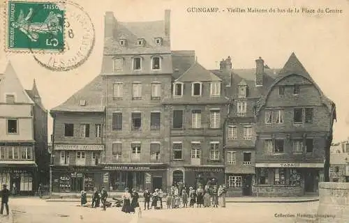 GUINGAMP vieilles maisons place du centre