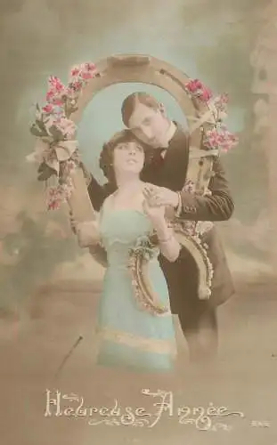 Postcard Couple lovers embrace heureuse annee horseshoe luck