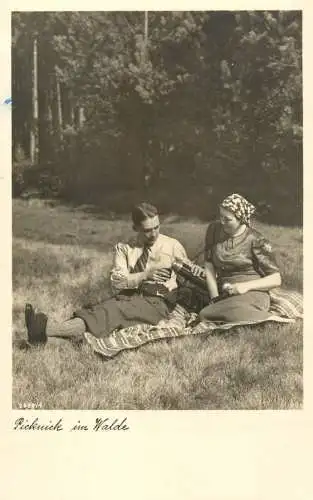 Postcard Couple lovers elegance in nature picknick im Walde