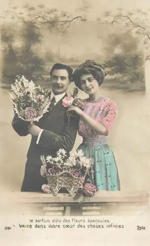 Postcard Couple lovers elegance le parfum divin des fleurs epanouies