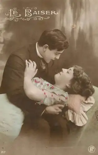 Postcard cpa amoreux romantic couple love idyll beauty coiffure le baiser