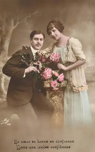 Postcard cpa amoreux romantic couple love idyll coiffure flower bouquet