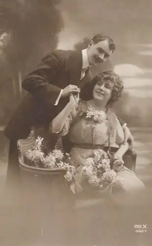 Postcard cpa amoreux romantic couple love idyll coiffure elegance smile bouquet