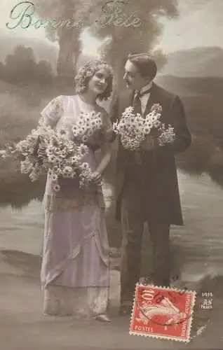 Postcard cpa amoreux romantic couple love idyll coiffure and flower bouquet Bonne Fete