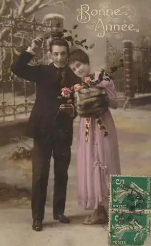 Postcard cpa amoreux romantic couple love idyll coiffure and flowers Bonnes Annee fur coat