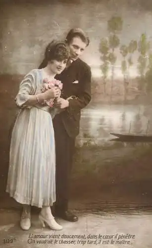 Postcard cpa amoreux romantic couple love idyll elegance coiffure flower bouquet
