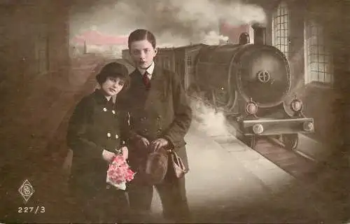 Postcard cpa amoreux romantic couple love idyll train station and locomotive
