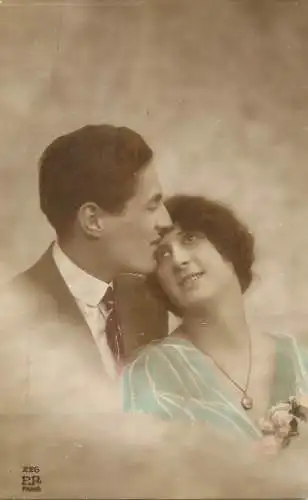 Postcard cpa amoreux romantic couple love idyll coiffure locket gaze