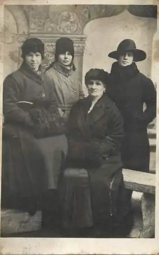 Family souvenir photo postcard 1923