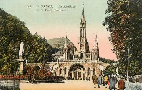 France Hautes Pyrénées Lourdes la basilique et la Vierge couronnee