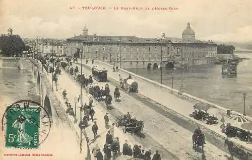 France Toulouse Haute Garonne Le Pont-Neuf et l'Hotel Dieu tram barge