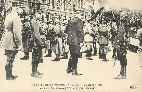 Les fetes de la victoire a Paris marechaux Petain, Foch, Joffre carte d`autrefois