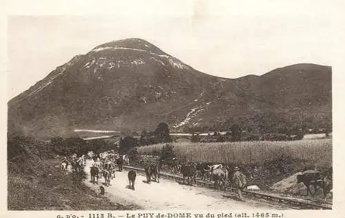 France postcard Puy-de-Dôme au pied
