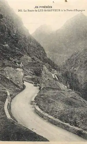 France postcard Hautes Pyrénées Luz Saint Sauveur a Gavarnie a la porte d'Espagne