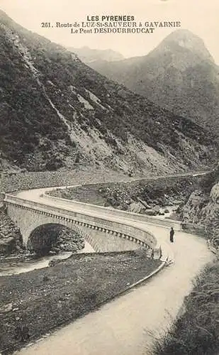 France postcard Hautes Pyrénées Luz Saint Sauveur a Gavarnie le pont Desdourroucat