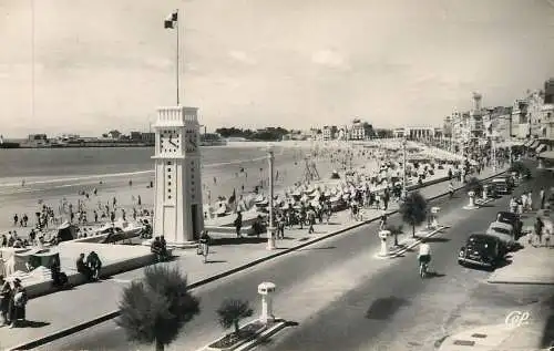 France postcard Vendée > Sables d'Olonne la tour de l'horloge et la plage
