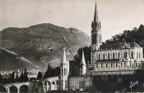 Postcard France Lourdes la basilique et le Pic du Jer